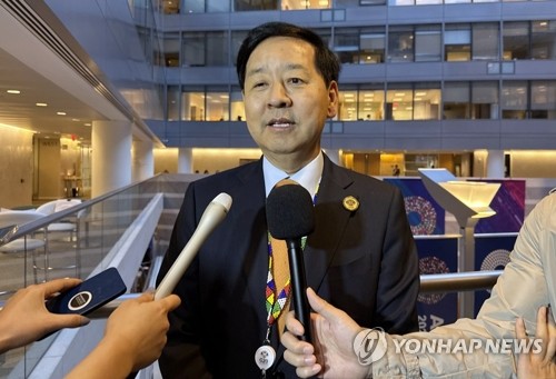 国際通貨基金(IMF)本部で記者団の取材に応じる具潤哲・経済副首相兼企画財政部長官=16日、ワシントン(聯合ニュース)