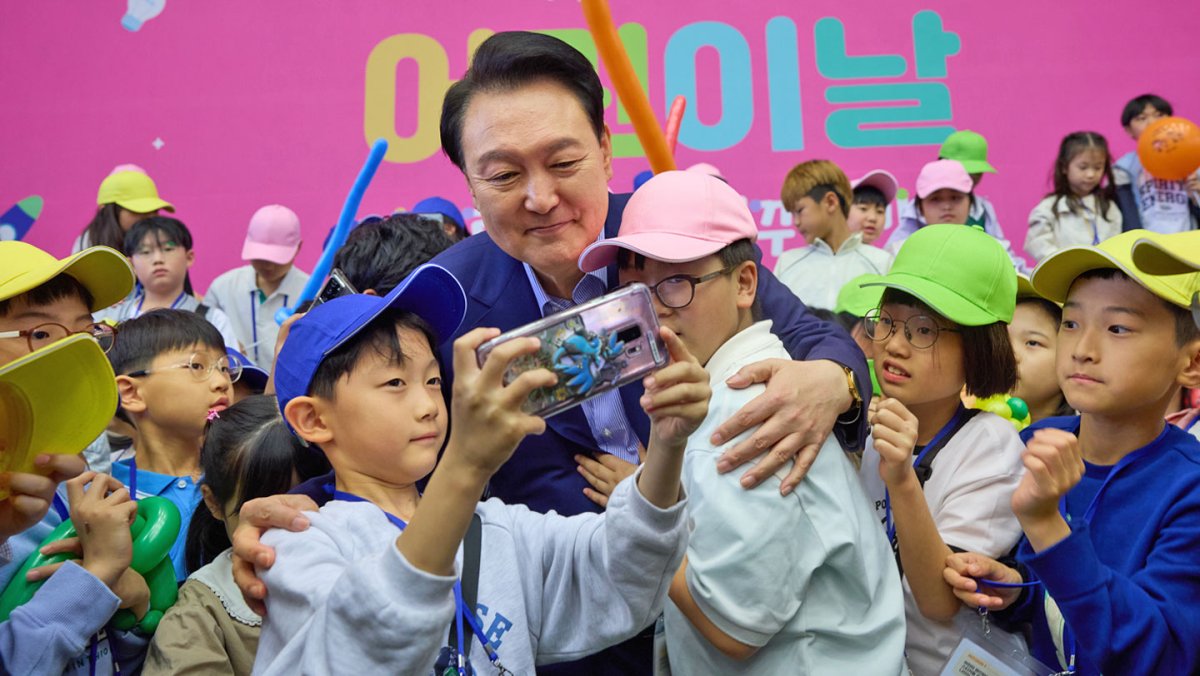 윤석열 대통령, 어린이날 행사 초청 어린이들과 셀카