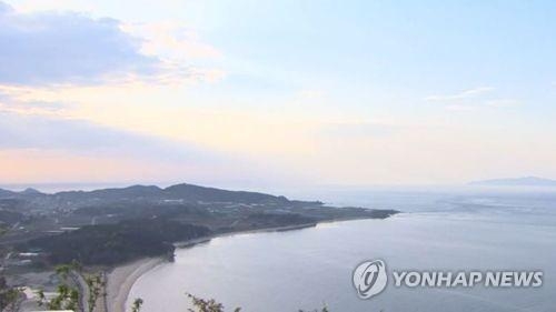 كوريا الشمالية تعيد زورقا كوريا جنوبيا لصيد الاسماك الى الجنوب اليوم - 1