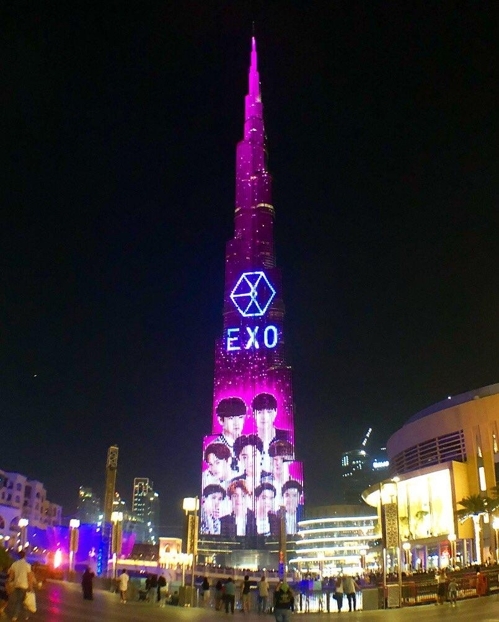 إقامة عرض ضوئي لفرقة الفتيان "إكسو" على واجهة برج خليفة في دبي