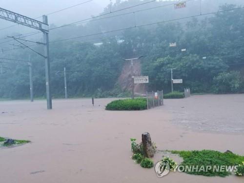 رجل إطفاء في عداد المفقودين بسبب الأمطار الغزيرة التي ضربت الأجزاء الوسطى من كوريا الجنوبية - 2