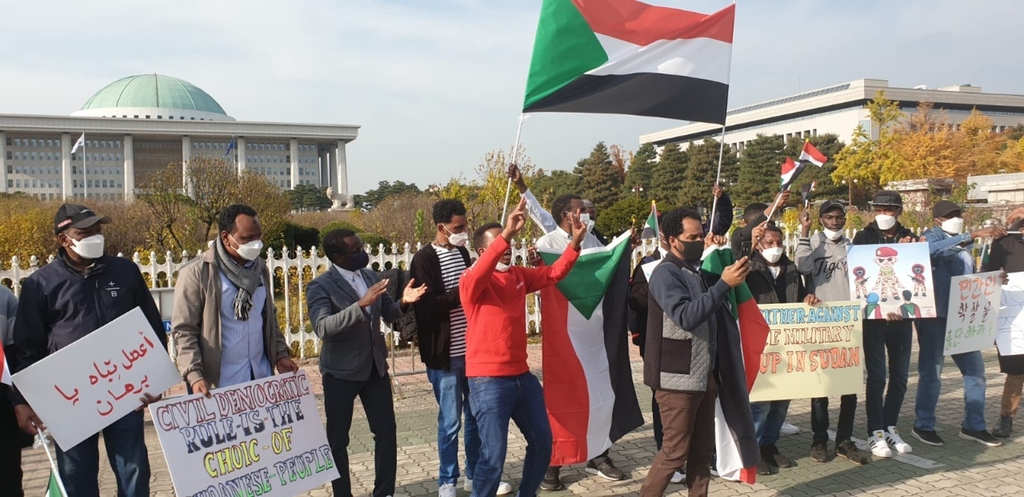 السودانيون بكوريا ينظمون وقفة احتجاجية أمام البرلمان بسيئول لإدانة الانقلاب العسكري - 2