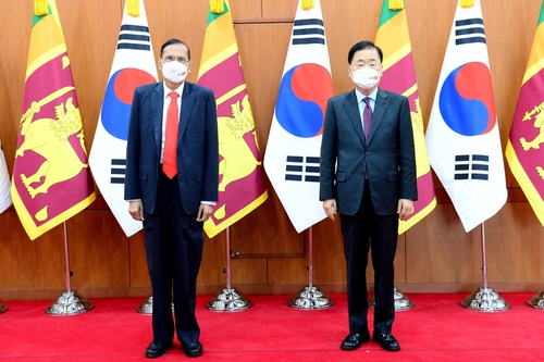 وزير الخارجية الكوري ونظيره السريلانكي يبحثان سبل تعزيز العلاقات الثنائية