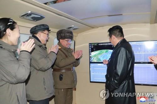 (جديد) كوريا الشمالية تقول إنها اختبرت بنجاح صاروخا أسرع من الصوت تحت إشراف زعيمها - 2