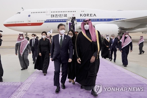 وصول الرئيس مون إلى السعودية لعقد محادثات مع ولي العهد السعودي
