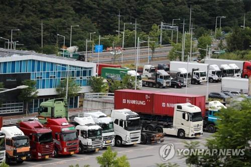 استمرار إضراب سائقي شاحنات البضائع لليوم الثاني - 3