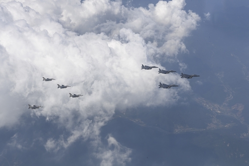 كوريا الجنوبية والولايات المتحدة تنظمان رحلة دورية مشتركة لإظهار جاهزية الدفاع الجو - 1