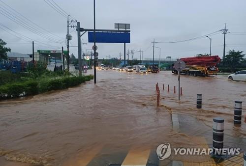 الأمطار الغزيرة تتسبب في مقتل 3 أشخاص في كوريا الجنوبية