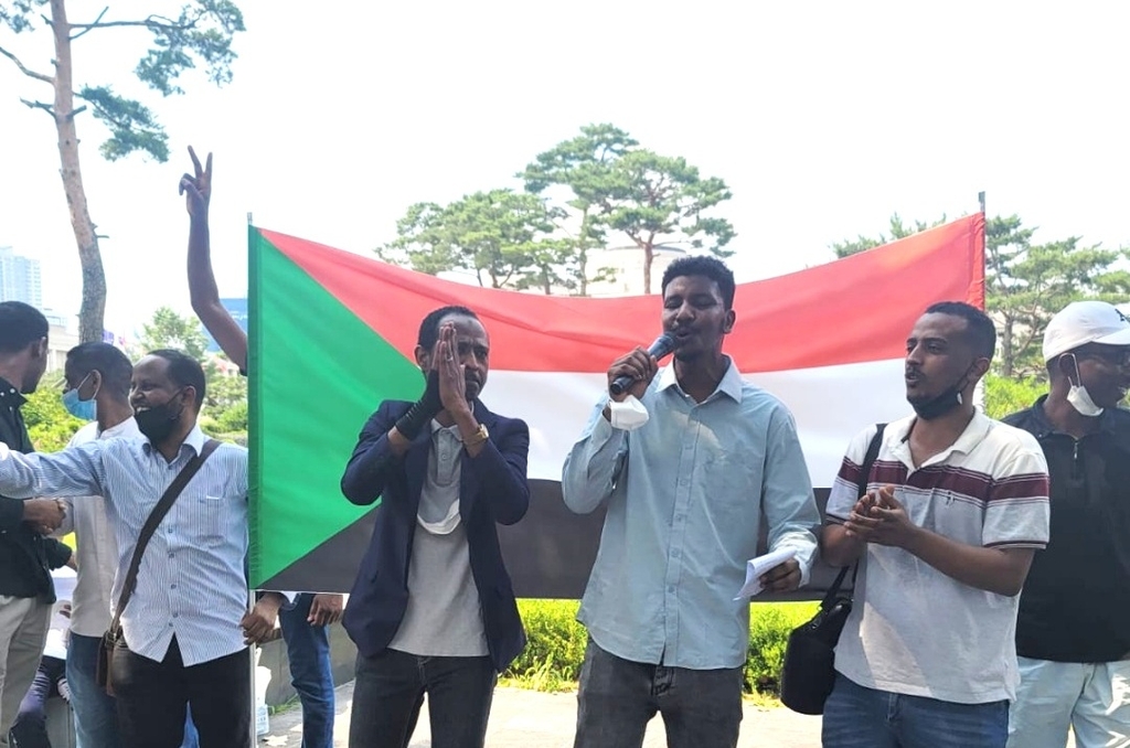 الوقفة الاحتجاجية للأبناء السودانيين في كوريا أمام المكتب الرئاسي - 4