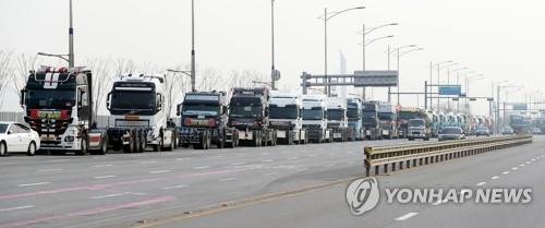 (جديد) إضراب سائقي الشاحنات يعيق الشحنات في صناعات الأسمنت والصلب - 3