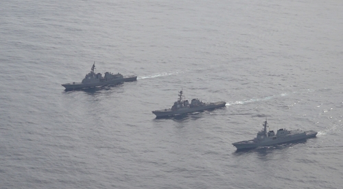 كوريا الجنوبية والولايات المتحدة واليابان تجري مناورات دفاع صاروخي ثلاثية في البحر الشرقي