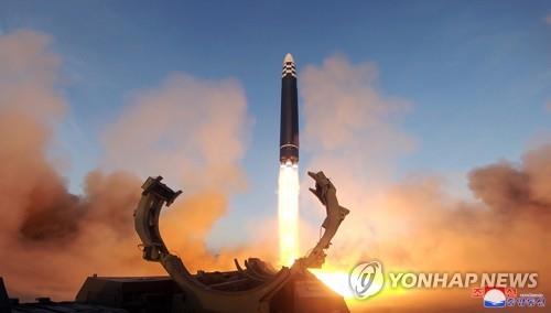 (جديد) الجيش الجنوبي: الصاروخ الكوري الشمالي طار نحو 800 كلم قبل أن يسقط في البحر - 1
