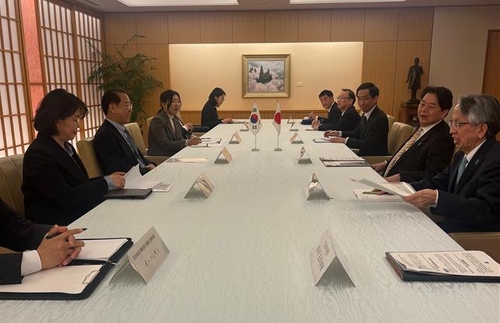 (جديد) وزير الوحدة يناقش مع كبار المسؤولين اليابانيين التعاون في قضايا كوريا الشمالية