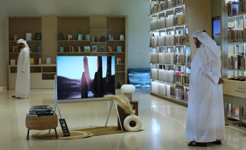 إل جي إلكترونيكس تعرض تلفزيون Posé من مجموعة Objet في مكتبة الشارقة في الإمارات - 1