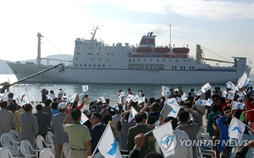 资料图片：2002年釜山亚运会当时朝鲜拉拉队乘坐的“万景峰”号邮轮（韩联社） 