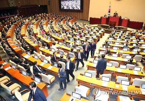 Lawmakers of the ruling Saenuri Party walk out of the National Assembly hall on Sept. 1, 2016, after Parliamentary Speaker Chung Sye-kyun explicitly lent support to the opposition parties on the controversial U.S. missile defense system debate. (Yonhap)