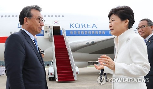 President Park Geun-hye (R) talks with Saenuri Party leader Lee Jung-hyun before boarding her plane at a military airport in Seongnam, south of Seoul, on Sept. 2, 2016. (Yonhap)