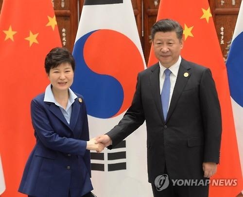 President Park Geun-hye (L) shakes hands with her Chinese counterpart Xi Jinping before their talks on the sidelines of the summit of the Group of 20 leading economies in Hangzhou, eastern China, on Sept. 5, 2016. (Yonhap)
