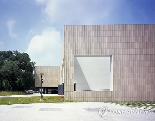 This undated file photo shows the view of the Seoul branch of the National Museum of Modern and Contemporary Art near Gyeongbok Palace in central Seoul. (Yonhap)