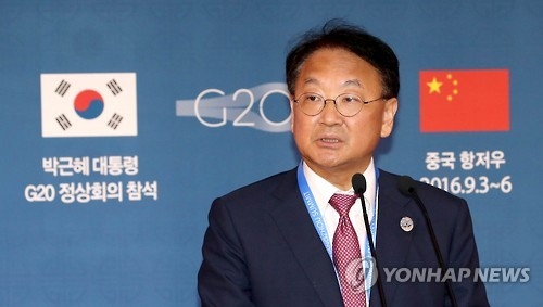 Finance minister urges Hanjin to take responsibility for logistics crisis - 1