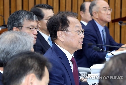 South Korea's Finance Minister Yoo Il-ho speaks at a parliamentary hearing in Seoul on Sept. 9, 2016. (Yonhap) 