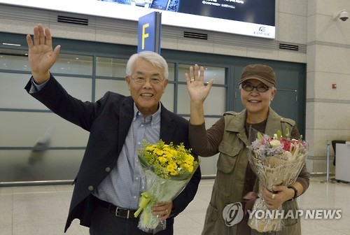 Robert Kim and his wife Chang Myung-hee wave to cameras after arriving at Incheon International Airport, west of Seoul, on Sept. 9, 2016. (Yonhap)