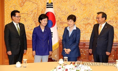 South Korean President Park Geun-hye (2nd from R) and the leaders of the the ruling Saenuri Party, the main opposition Minjoo Party of Korea and the People's Party -- Lee Jung-hyun (R), Choo Mi-ae (2nd from L) and Park Jie-won -- chat before their talks at the presidential office Cheong Wa Dae in Seoul on Sept. 12, 2016. (Yonhap)