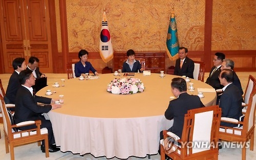 South Korean President Park Geun-hye (C) holds a meeting with the leaders of the ruling Saenuri Party, the main opposition Minjoo Party of Korea and the People's Party at the presidential office Cheong Wa Dae in Seoul on Sept. 12, 2016. The ministers of defense, foreign affairs, unification and finance also attended the meeting. (Yonhap) 