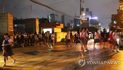 Students evacuate from a school in the southern city of Ulsan on Sept. 12, 2016 (Yonhap)