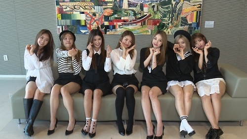 Brave Girls members Minyeong, Yoojin, Hayun, Yujeong, Eunji, Yuna and Hyeran (from L to R) pose for photos during an interview with Yonhap News Agency in central Seoul on Sept. 26, 2016. (Yonhap)