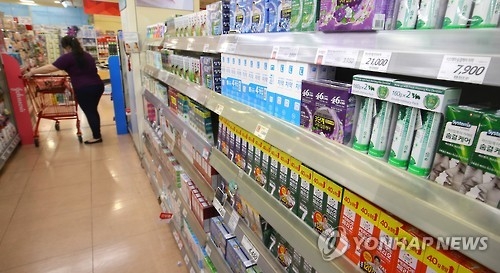 This photo taken on Sept. 27, 2016, shows that AmorePacific's toothpastes have been removed from the shelves at a Seoul supermarket after they were discovered to contain the same chemicals used in the toxic humidifier sterilizers. (Yonhap) 