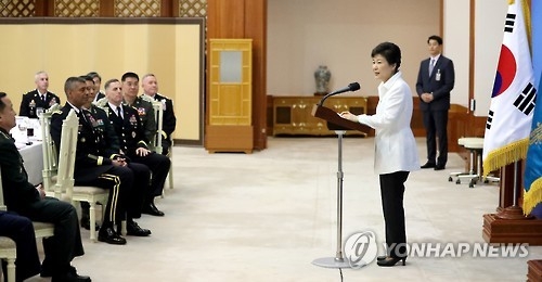 South Korean President Park Geun-hye (R) speaks during a luncheon for senior U.S. Forces Korea officials at the presidential office Cheong Wa Dae in Seoul on Sept. 30, 2016. (Yonhap)