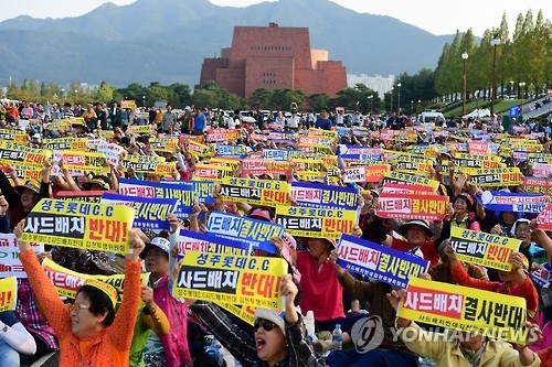 This photo taken on Sept. 24, 2016 shows Gimcheon residents protesting against a possible selection of a golf course in Seongju, 296 kilometers southeast of Seoul, as final site for THAAD due to health worries in a rally held in the city. (Yonhap)