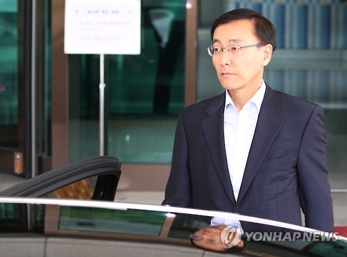 This photo, taken on Aug. 30, 2016, shows Prosecutor-General Kim Soo-nam leaving his office at the Supreme Prosecutors' Office in southern Seoul. (Yonhap)