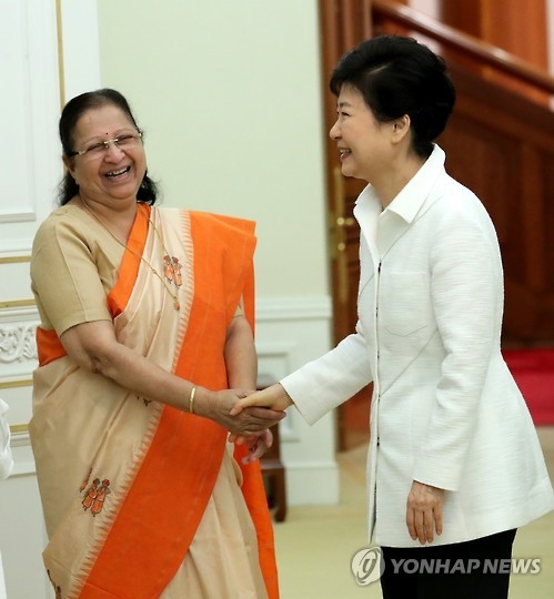 South Korean President Park Geun-hye (R) shakes hands with Sumitra Mahajan, the speaker of Lok Sabha, the lower house of India's bicameral parliament, before their talks at the presidential office Cheong Wa Dae in Seoul on Sept. 30, 2016. (Yonhap)