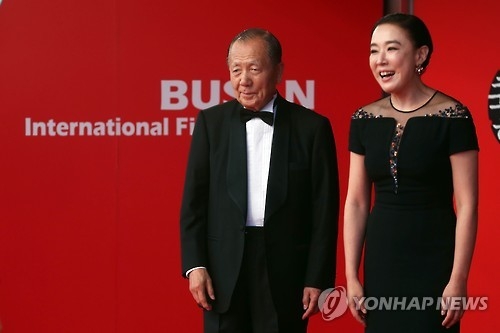 Kim Dong-ho (L), chief of the Busan International Film Festival, and Kang Soo-youn, executive director of the festival, greet guests during the red carpet event of the 21st Busan International Film Festival in Busan on Oct. 6, 2016. (Yonhap)