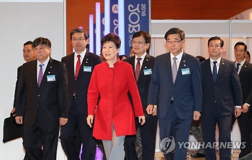 President Park Geun-hye (C) attends a job fair at the Convention and Exhibition Center in southern Seoul on Oct. 6, 2016. (Yonhap)