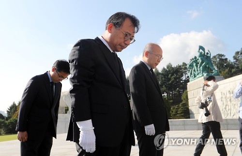 Saenuri Party leader Lee Jung-hyun pays his respect to the three Navy officers who were killed in a chopper crash last month, at the Daejeon National Cemetery in Daejeon, 164 kilometers south of Seoul, on Oct. 6, 2016. (Yonhap)