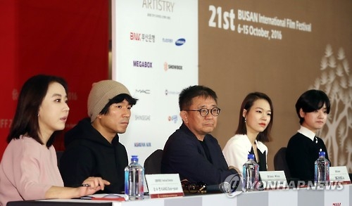 From L: BIFF executive director Kang Soo-youn, actor Yang Ik-june, Korean-Chinese director Zhang Lu, actresses Han Ye-ri and Lee Joo-young attend the press conference for "A Quiet Dream," the opening film of the 21st Busan International Film Festival in the namesake city on Oct. 6, 2016. (Yonhap)
