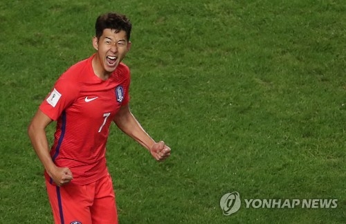 South Korea's Son Heung-min celebrates a goal against Qatar during their World Cup qualifier at Suwon World Cup Stadium in Suwon, south of Seoul, on Oct. 6, 2016. (Yonhap)