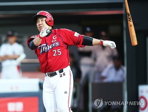 Lee Bum-ho of the Kia Tigers watches his two-run home run against the KT Wiz in their Korea Baseball Organization game in Suwon, Gyeonggi Province, on July 6, 2016. (Yonhap)