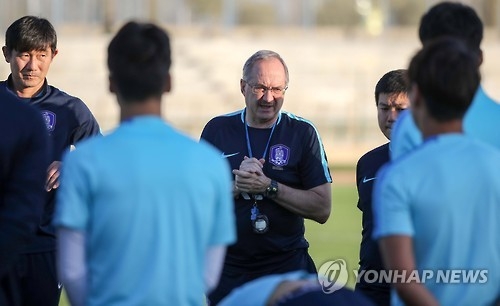 South Korea head coach Uli Stielike (C) directs his players during their training session at Shahre Qods Stadium in Tehran on Oct. 9, 2016, two days ahead of their 2018 FIFA World Cup qualifier against Iran. (Yonhap)