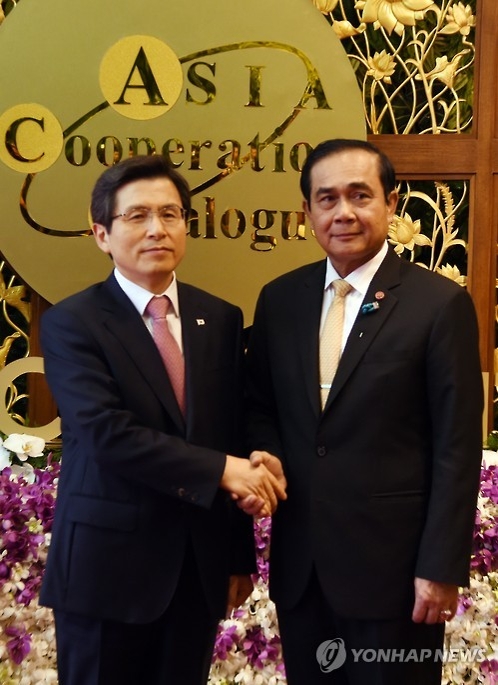 South Korean Prime Minister Hwang Kyo-ahn (L), poses for a photo with Thai Prime Minister Prayut Chan-o-cha in Bangkok in this photo taken on Oct. 10, 2016, during the Asia Cooperation Dialogue. (Yonhap)