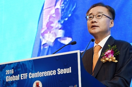 Korea Exchange (KRX) CEO Jeong Chan-woo delivers an opening speech at the 7th Global ETF Conference in Seoul on Oct. 13, 2016, in this photo provided by the KRX. (Yonhap)