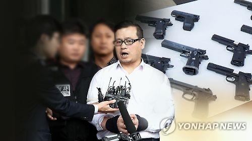 This image shows 45-year-old shooting suspect Seong Byeong-dae answering reporters' questions in front of a police station in northern Seoul on Oct. 21, 2016. Prosecutors indicted him on Nov. 16 on charges of shooting and killing a police officer. (Yonhap) 