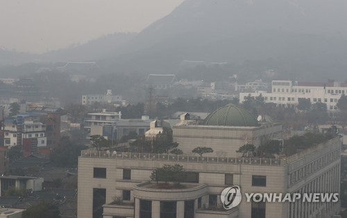 This photo, taken on Jan. 2, 2017, shows the Constitutional Court (front) and the presidential office Cheong Wa Dae in the background. (Yonhap)