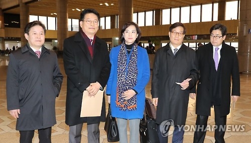 A group of lawmakers from the main opposition Democratic Party pose for a photo before their departure for China at the Gimpo International Airport in western Seoul on Jan. 4, 2017. (Yonhap)