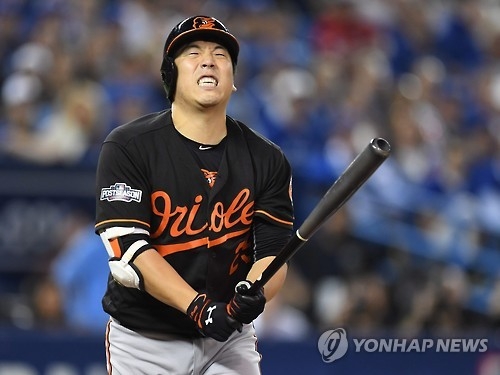 In this Associated Press file photo taken on Oct. 4, 2016, Kim Hyun-soo of the Baltimore Orioles reacts to a strike against the Toronto Blue Jays at Rogers Centre in Toronto. (Yonhap)