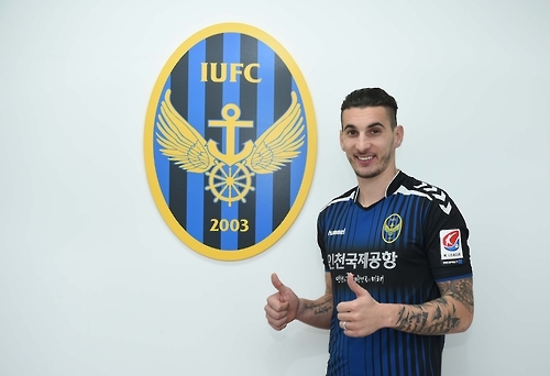 In this photo released by Incheon United FC on Jan. 5, 2017, defender Gordan Bunoza poses for a photo after signing a contract with Incheon United. (Yonhap)