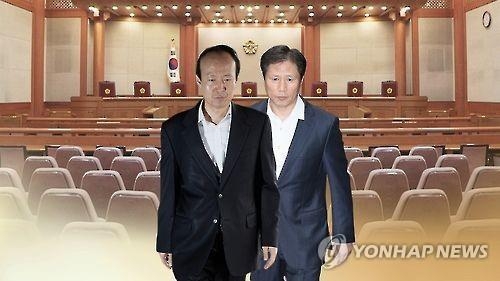 This image shows Lee Jae-man (L) and Ahn Bong-geun with the Constitutional Court in the background. (Yonhap)